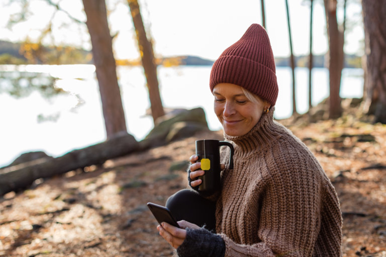 women_with_mobile_phone
